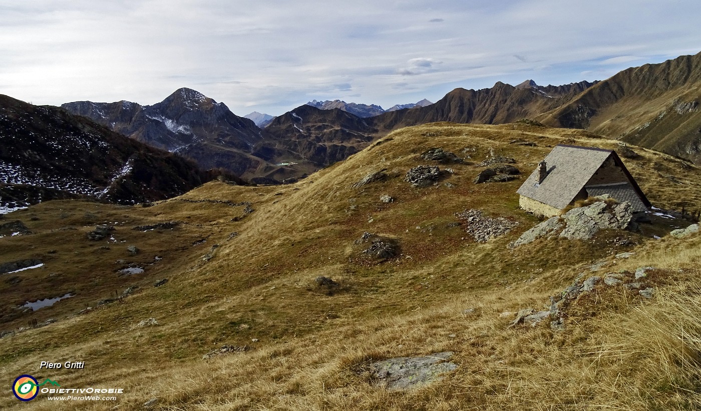 54 Vista sulla Baita Pianadei e verso la conca di S. Simone.JPG -                                